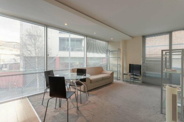 2 Bedroom Apartment In The Heart Of Stratford Sleeps 3 - Photo5