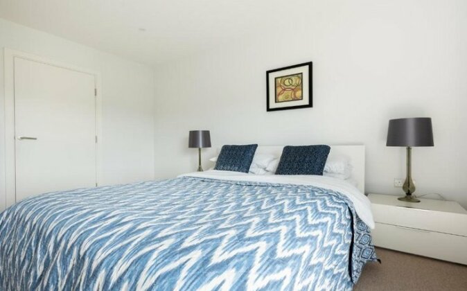 2 Bedroom Apartment With Garden London - Photo4