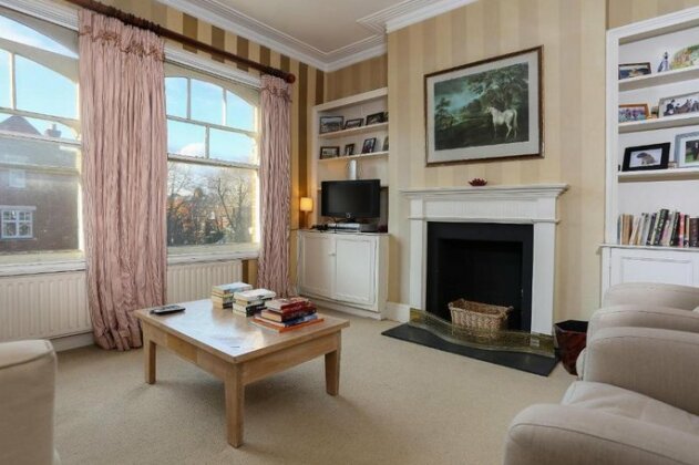 2 Bedroom Battersea Park Home With Balcony Sleeps 4 - Photo2