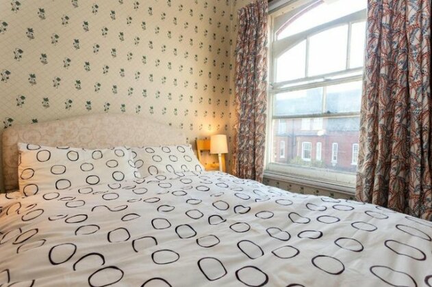 2 Bedroom Battersea Park Home With Balcony Sleeps 4 - Photo4