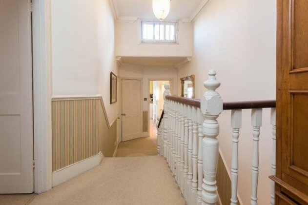 2 Bedroom Battersea Park Home With Balcony Sleeps 4 - Photo5