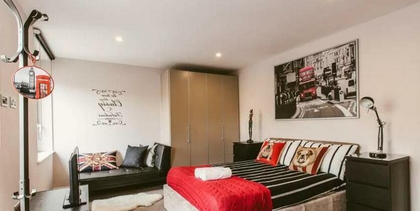 2 Bedroom Flat In Park Royal