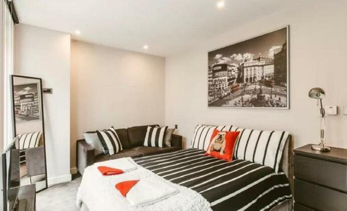 2 Bedroom Flat In Park Royal - Photo2