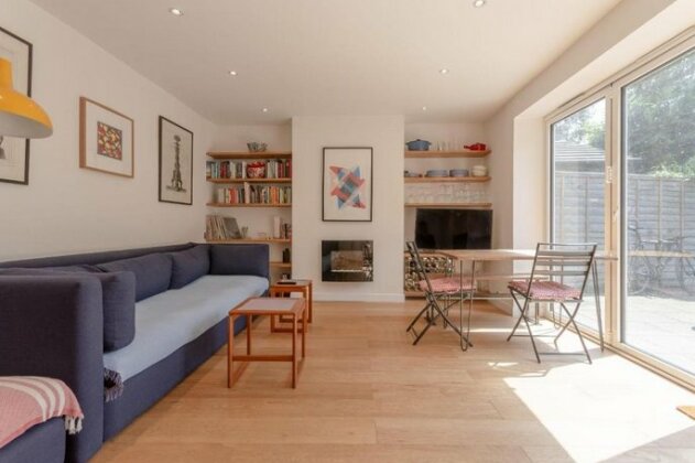 2 Bedroom Flat With Private Garden East London - Photo2