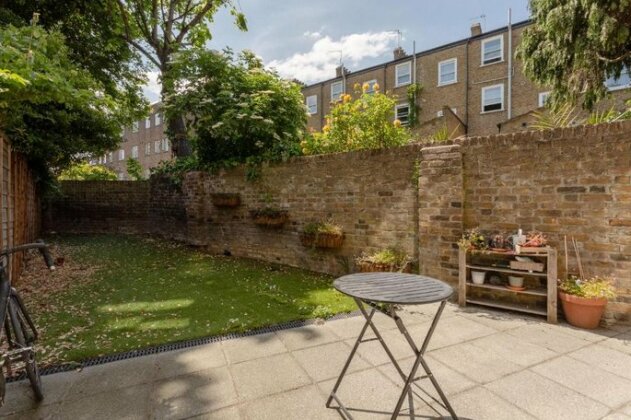 2 Bedroom Flat With Private Garden East London - Photo3