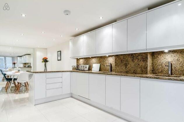3 Bed Townhouse In St Johns Wood - Photo4