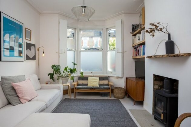 3 Bedroom Home In East London Accommodates 7 - Photo2