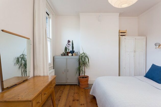 3 Bedroom Home In East London Accommodates 7 - Photo3