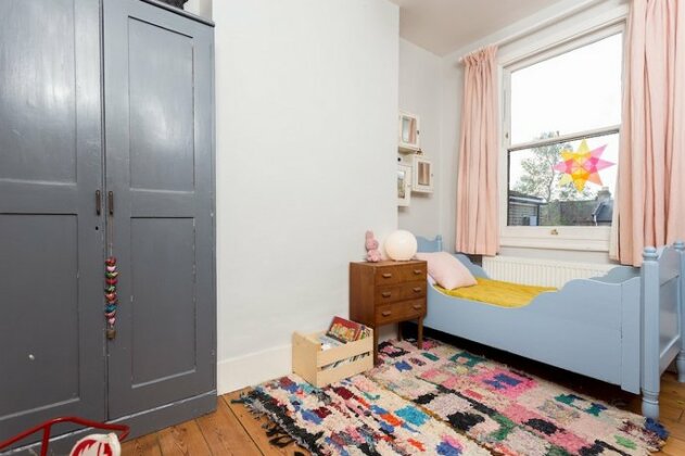 3 Bedroom Home In East London Accommodates 7 - Photo4
