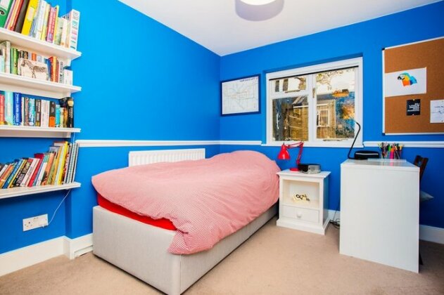 5 Bedroom Home In West London - Photo3