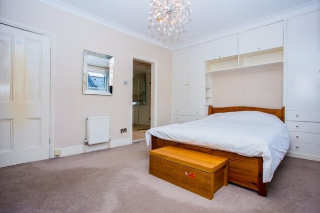 5 Bedroom Home In West London - Photo4
