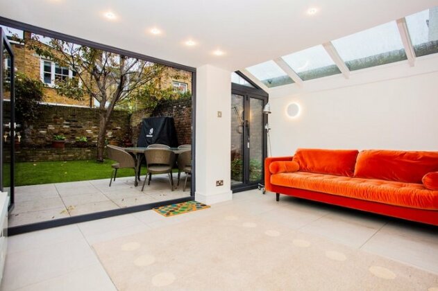 5 Bedroom Home In West London - Photo5