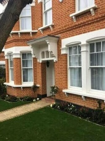 5br Family Home In Leafy Sw London