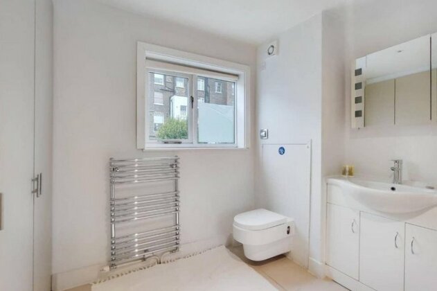 A charming 2BR mews house with a private garden - Photo4