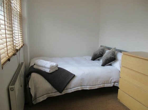 Amazing Two Bed Cottage in Victoria Park Village - Photo3