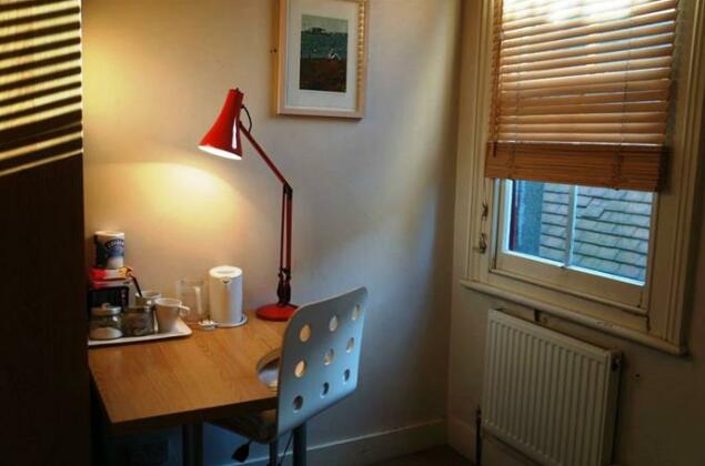 At Home Bed & Breakfast Ealing London - Photo4