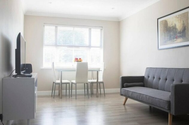 Bright 1 Bedroom Home in West London w/Parking - Photo2