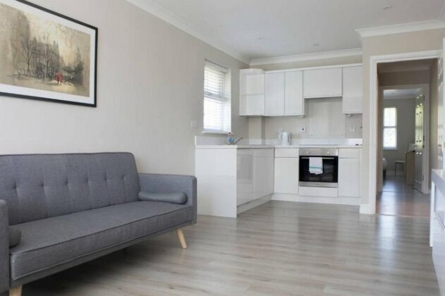 Bright 1 Bedroom Home in West London w/Parking - Photo3