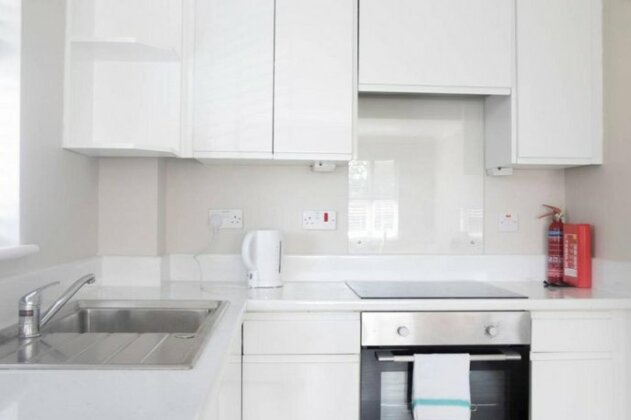 Bright 1 Bedroom Home in West London w/Parking - Photo4