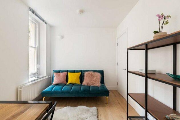 Bright and Modern 3 Floor Apartment in Central London - Photo2