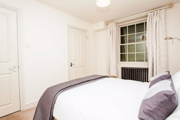 Bright &Spacious Central 1 Bed Basement Flat - Photo4