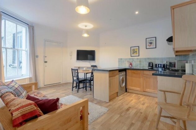 Charming 2 Bedroom Property in Clapham - Photo2