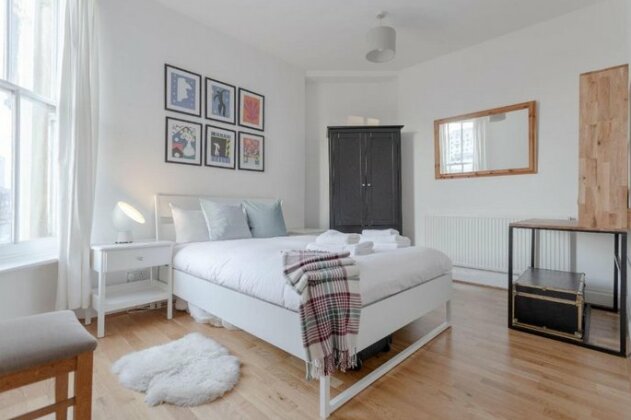 Charming 2 Bedroom Property in Clapham - Photo4