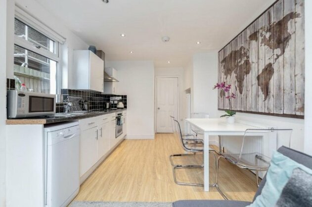 Clapham 2Bed with Patio by BaseToGo London - Photo5