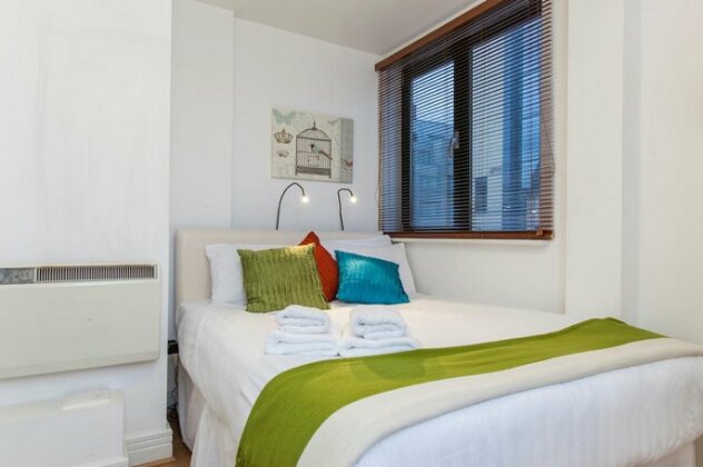 Club Living - Tower Hill Apartments - Photo4