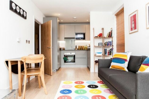 Colourful Modern Brixton 2 Bed with Balcony - Photo2