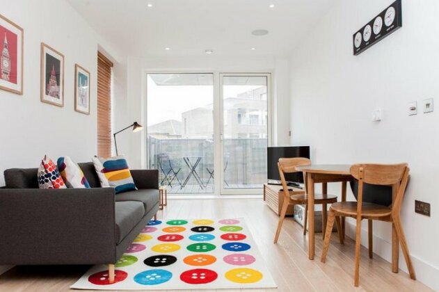 Colourful Modern Brixton 2 Bed with Balcony - Photo4