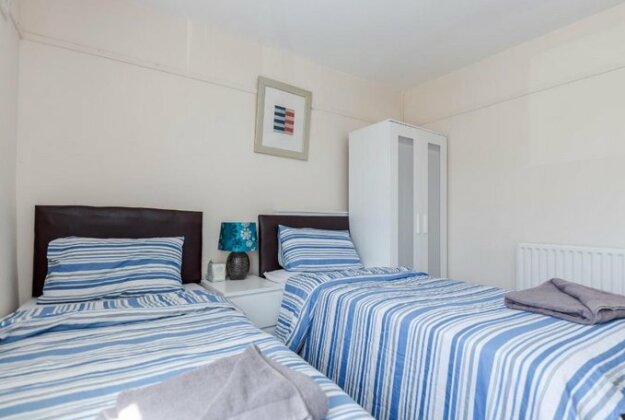 Dagenham 3 Bedrooms2baths - Photo2
