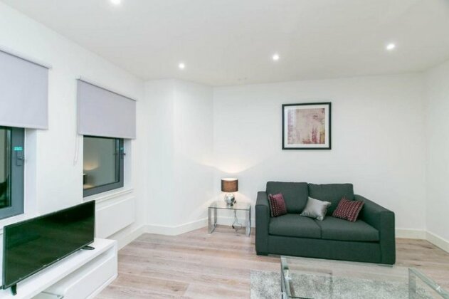 Deluxe Apartments By Heathrow - Photo2