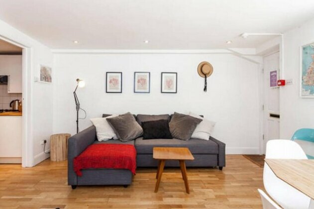 Designer Central London Home w/WIFI - Photo3