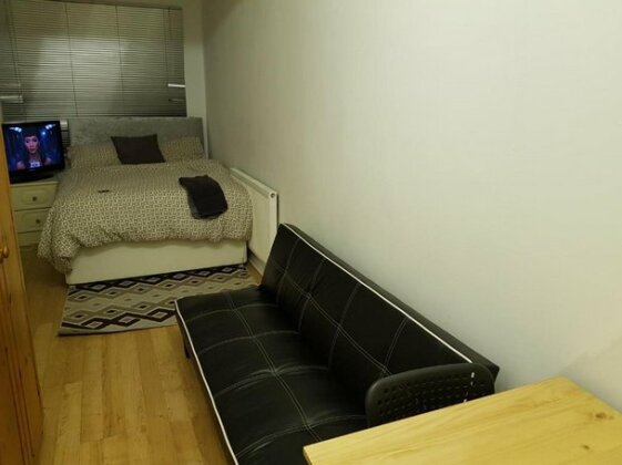 Ensuite Studio apartment with parking in Romford - Photo4