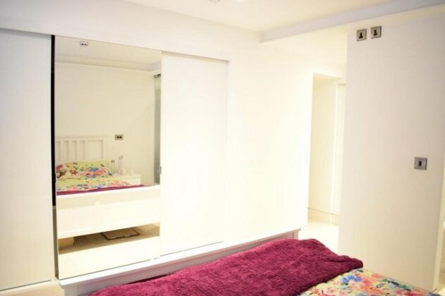 Exquisite 2-Bedroom Apartment In Bank - Photo5