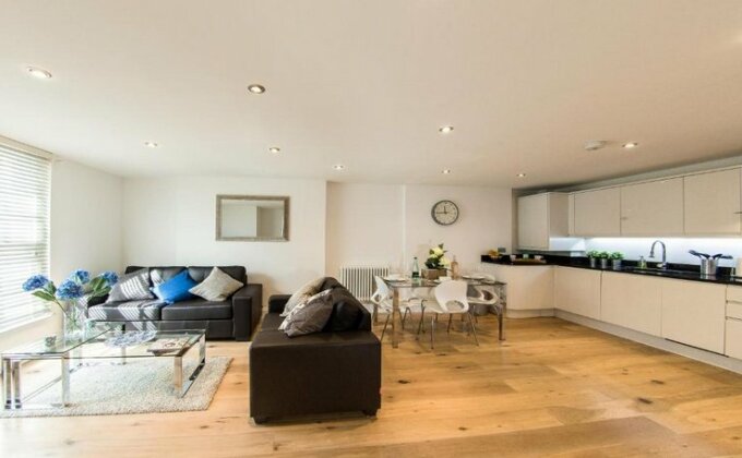 Finchley Central - Luxury 2 bed ground floor apartment