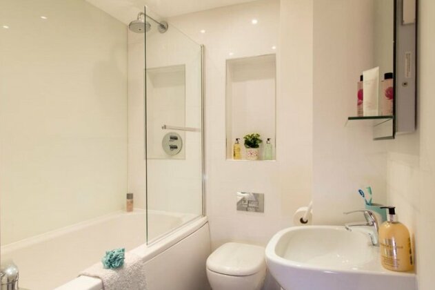 Finchley Central - Luxury 2 bed ground floor apartment - Photo3