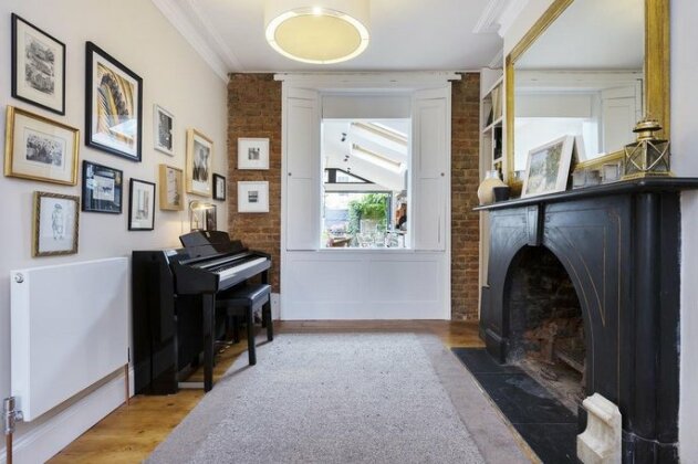 Four Bedroom House in Hackney - Photo2