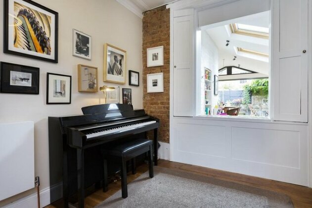 Four Bedroom House in Hackney - Photo3