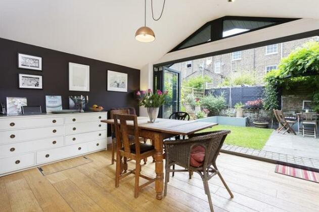 Four Bedroom House in Hackney - Photo4
