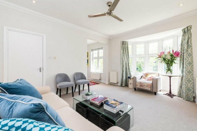 Gorgeous 2 Bed Flat Free Parking in trendy Brixton - Photo2