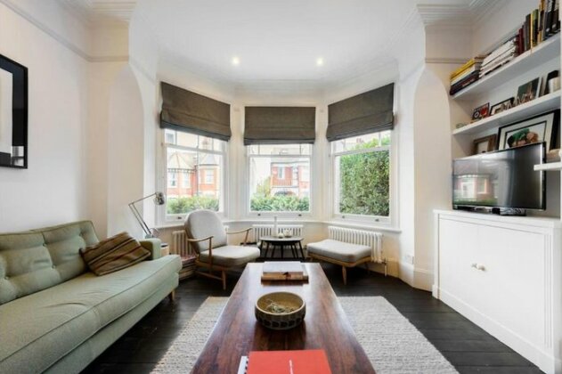 Gorgeous 4 Bed Victorian house in Dollis Hill - Photo3