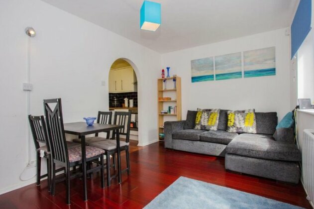 Homely 2 Bedroom House By Canary Wharf