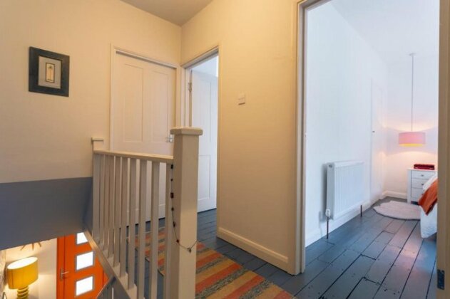Homely 2 Bedroom House in South East London - Photo5