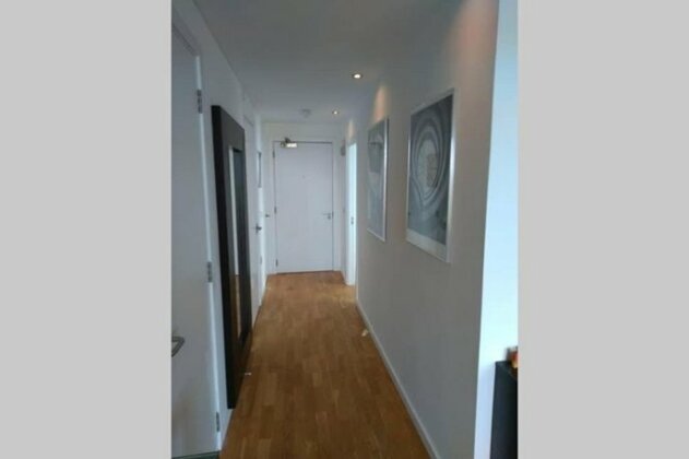 Large 2 Bed Apartment with Fast & Easy Access to Central London - Photo2