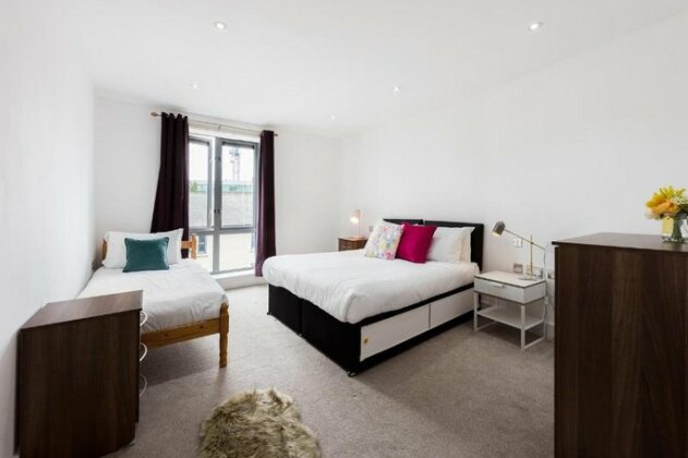 Large Central Ealing Apartment for Groups
