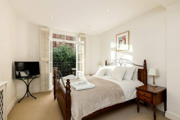 Large Kensington W8 2 bed/2 bath with garden - Photo3