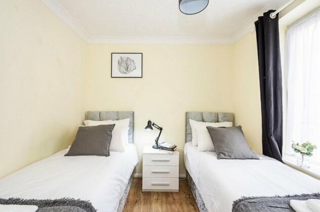 Lime Close Prime Location 2 Bedroom Terrace House in London - Photo3