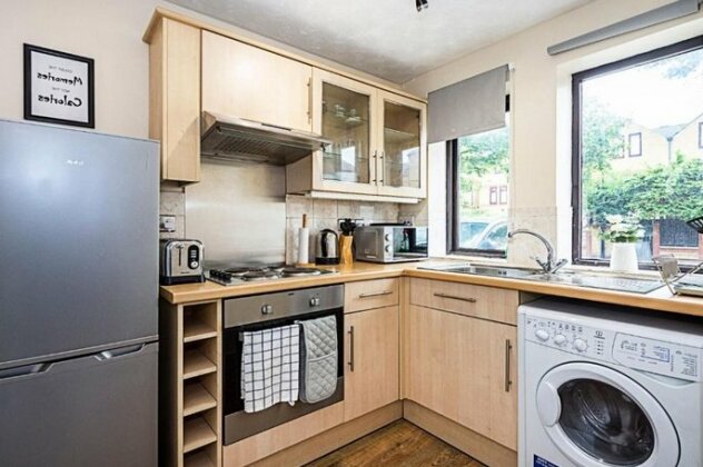Lime Close Prime Location 2 Bedroom Terrace House in London - Photo4